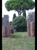 06338 ostia - regio iii - insula ix - case a giardino (iii,ix) - eingang suedostseite.jpg